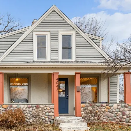 Orange Blossom House - Quaint Family Home 10 Minutes From Downtown Mpls